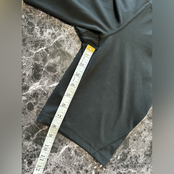 Danskin Black Bike Shorts Side Pockets High Rise Waistband Shaping Contour Sz M - Picture 3 of 6